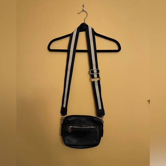 Handbags - 🖤 Black Crossbody Bag 🖤